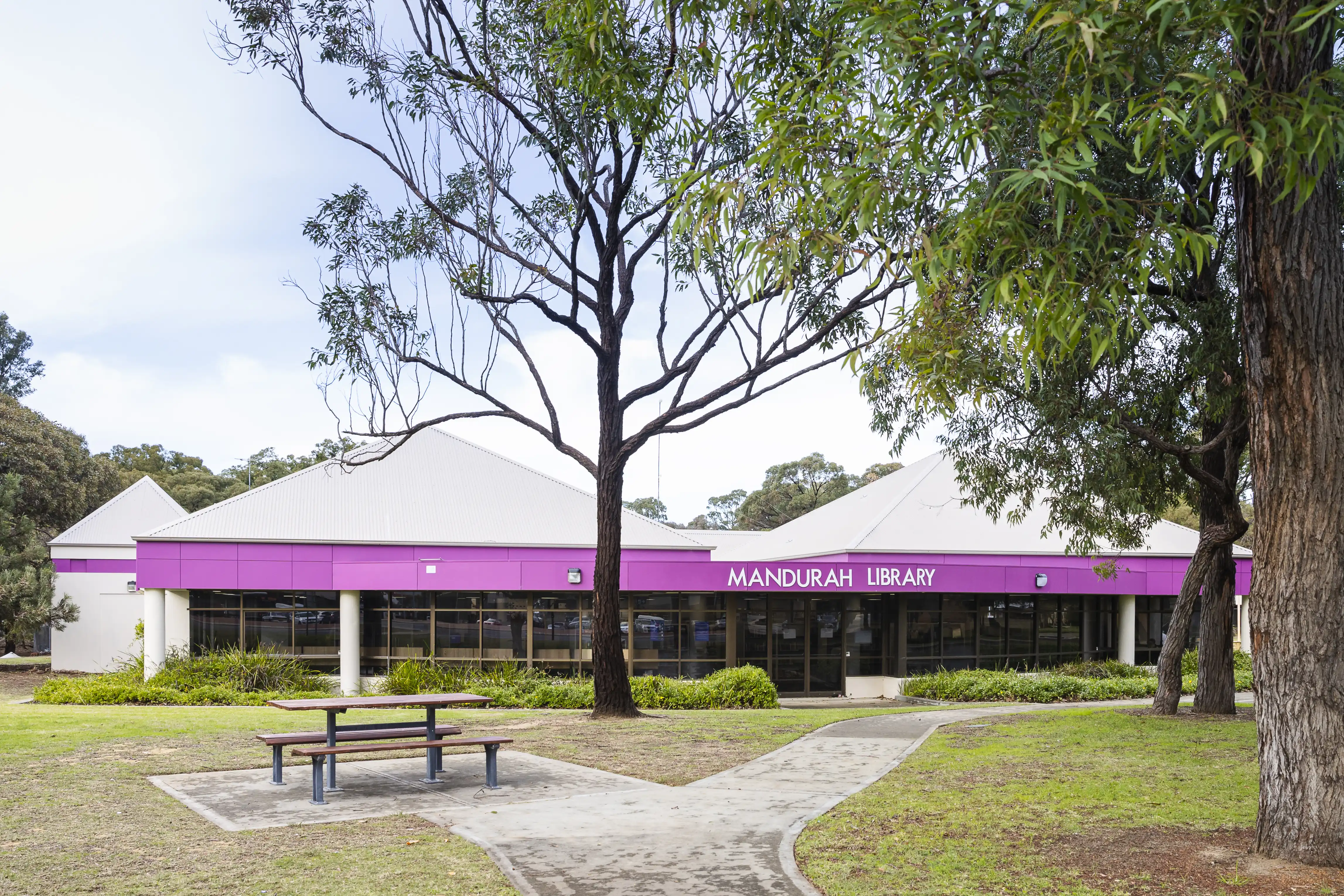 exterior Mandurah Library. 